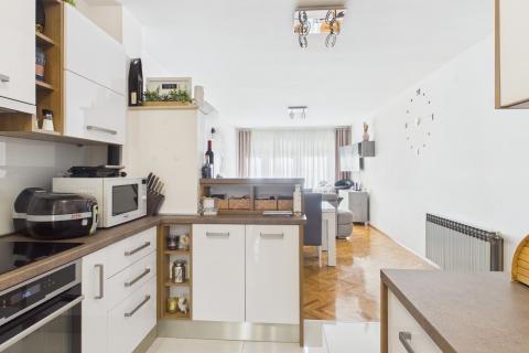 Tre&scaron;njevka, Rude&scaron; | Moderna obiteljska kuća, parking, garaža, grill - 235m&sup2; 