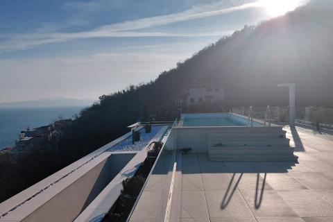 Opatija - penthouse s krovnim bazenom i prekrasnim pogledom na Kvarner
