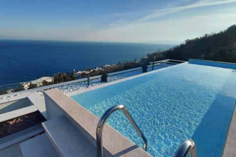 Opatija - penthouse s krovnim bazenom i prekrasnim pogledom na Kvarner