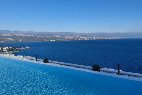 Opatija - penthouse s krovnim bazenom i prekrasnim pogledom na Kvarner