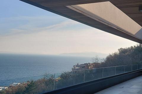 Opatija - penthouse s krovnim bazenom i prekrasnim pogledom na Kvarner