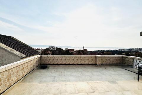 Novi Vinodolski-apartman sa terasom i parkirnim mjestom