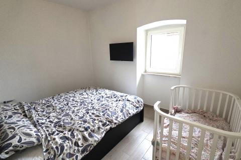 PAZIN, okolica- stan sa dvije spavaće sobe i garsonijera