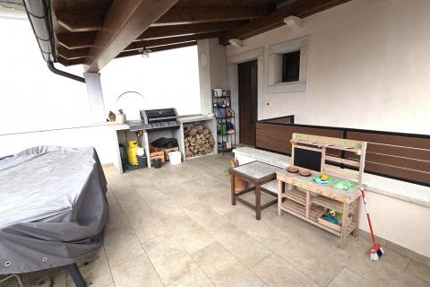 PAZIN, okolica- stan sa dvije spavaće sobe i garsonijera