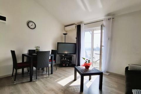 Novigrad, dvosoban stan s terasom i pogledom na more 34, 48 m2