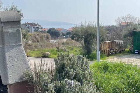 Krk-grad,atraktivan stan s vrtom i pogledom na more