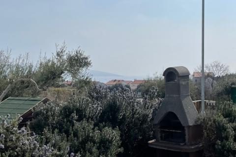 Krk-grad,atraktivan stan s vrtom i pogledom na more