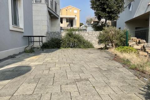 Krk-grad,atraktivan stan s vrtom i pogledom na more