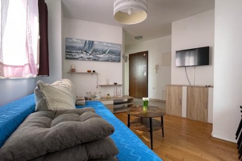 Krk-grad,atraktivan stan s vrtom i pogledom na more