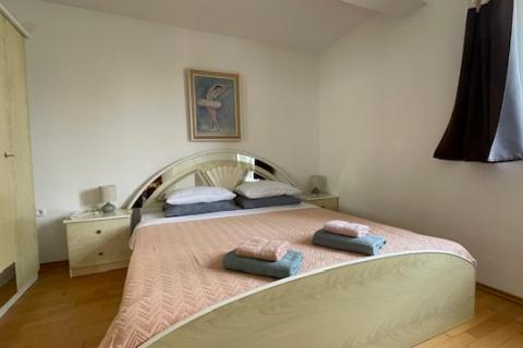 Krk-grad,atraktivan stan s vrtom i pogledom na more