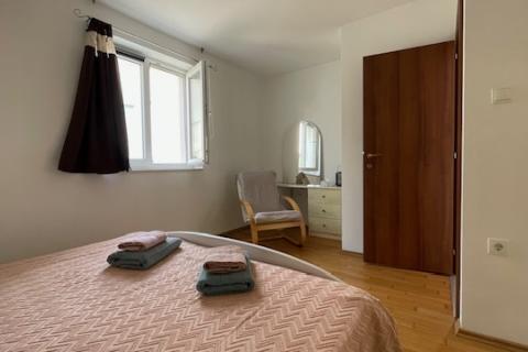 Krk-grad,atraktivan stan s vrtom i pogledom na more