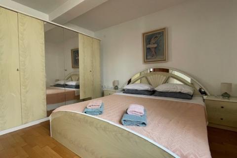 Krk-grad,atraktivan stan s vrtom i pogledom na more