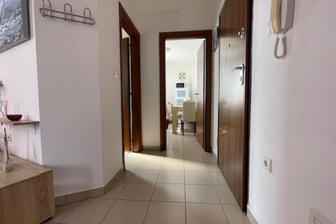 Krk-grad,atraktivan stan s vrtom i pogledom na more