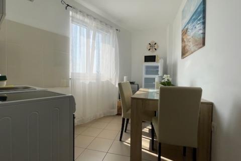 Krk-grad,atraktivan stan s vrtom i pogledom na more