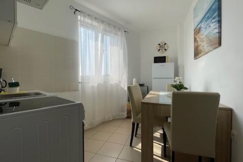 Krk-grad,atraktivan stan s vrtom i pogledom na more