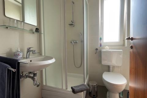 Krk-grad,atraktivan stan s vrtom i pogledom na more