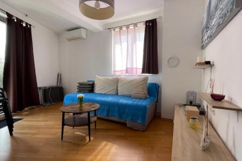 Krk-grad,atraktivan stan s vrtom i pogledom na more