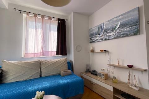 Krk-grad,atraktivan stan s vrtom i pogledom na more