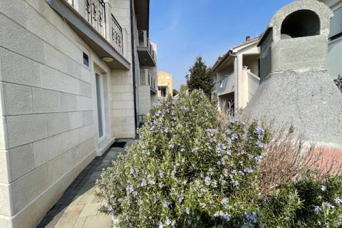 Krk-grad,atraktivan stan s vrtom i pogledom na more