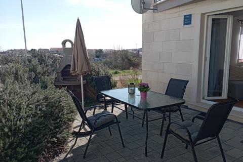 Krk-grad,atraktivan stan s vrtom i pogledom na more