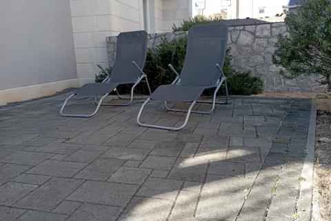 Krk-grad,atraktivan stan s vrtom i pogledom na more