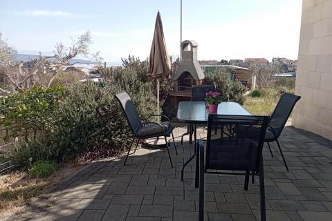 Krk-grad,atraktivan stan s vrtom i pogledom na more