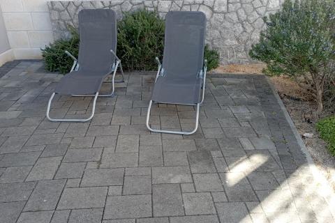 Krk-grad,atraktivan stan s vrtom i pogledom na more