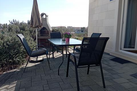 Krk-grad,atraktivan stan s vrtom i pogledom na more