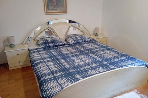 Krk-grad,atraktivan stan s vrtom i pogledom na more