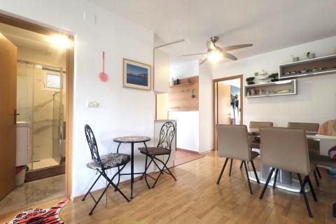 Istra,Karigador-Stan 100 m od mora, 2 sobe, balkon