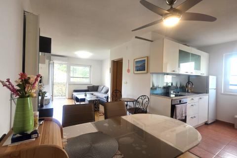 Istra,Karigador-Stan 100 m od mora, 2 sobe, balkon