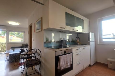 Istra,Karigador-Stan 100 m od mora, 2 sobe, balkon