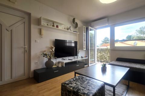 Istra,Karigador-Stan 100 m od mora, 2 sobe, balkon