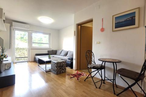 Istra,Karigador-Stan 100 m od mora, 2 sobe, balkon