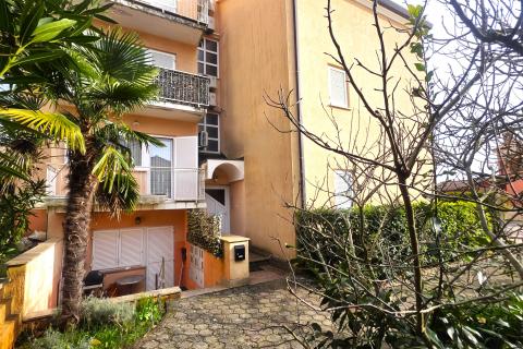 Istra,Karigador-Stan 100 m od mora, 2 sobe, balkon