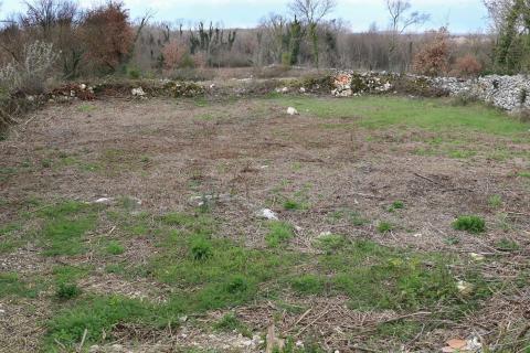 TINJAN, okolica- građevinsko zemlji&scaron;te 605 m&sup2;