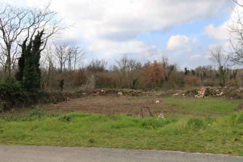 TINJAN, okolica- građevinsko zemlji&scaron;te 605 m&sup2;