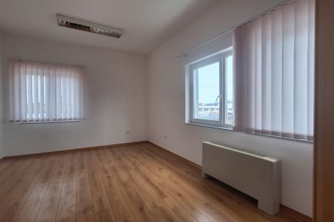 Lučko/Stupnik &ndash; poslovni prostor 450 m&sup2; s parkingom