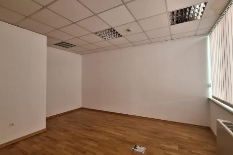 Lučko/Stupnik &ndash; poslovni prostor 450 m&sup2; s parkingom