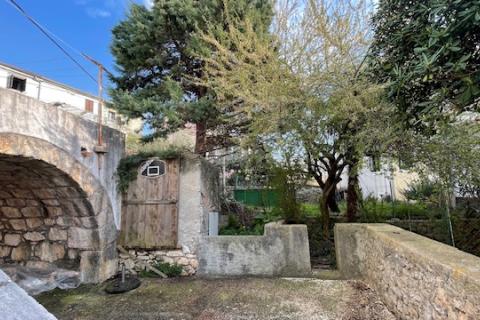 Krk, Punat - staro mestno jedro, hi&scaron;a z dvori&scaron;čem in konobo, blizu morja