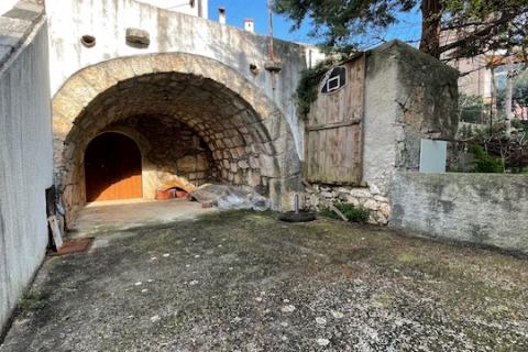 Krk, Punat - staro mestno jedro, hi&scaron;a z dvori&scaron;čem in konobo, blizu morja