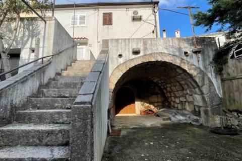 Krk, Punat - staro mestno jedro, hi&scaron;a z dvori&scaron;čem in konobo, blizu morja