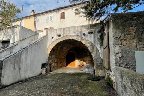 Krk, Punat - staro mestno jedro, hi&scaron;a z dvori&scaron;čem in konobo, blizu morja