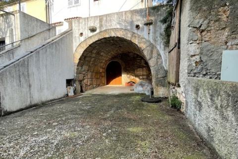 Krk, Punat - staro mestno jedro, hi&scaron;a z dvori&scaron;čem in konobo, blizu morja