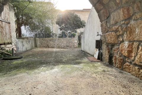 Krk, Punat - staro mestno jedro, hi&scaron;a z dvori&scaron;čem in konobo, blizu morja