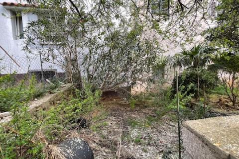 Krk, Punat - staro mestno jedro, hi&scaron;a z dvori&scaron;čem in konobo, blizu morja