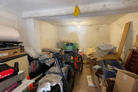 Krk, Punat - staro mestno jedro, hi&scaron;a z dvori&scaron;čem in konobo, blizu morja