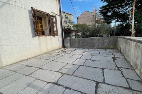 Krk, Punat - staro mestno jedro, hi&scaron;a z dvori&scaron;čem in konobo, blizu morja