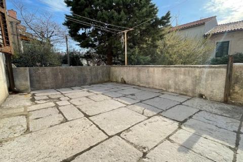 Krk, Punat - staro mestno jedro, hi&scaron;a z dvori&scaron;čem in konobo, blizu morja