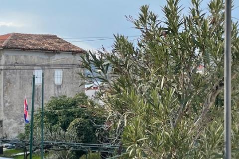 Krk, Punat - staro mestno jedro, hi&scaron;a z dvori&scaron;čem in konobo, blizu morja